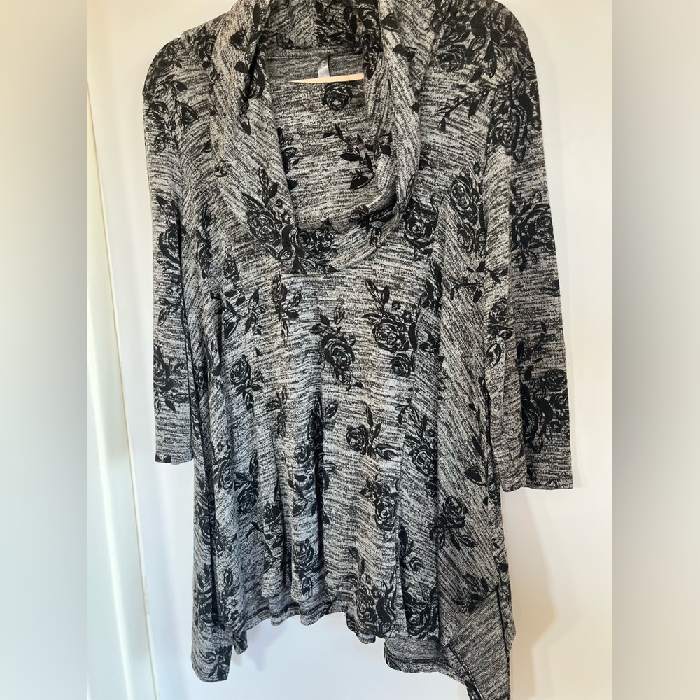 MASSINI TUNIC TOP. GRAY AND BLACK, GREAT COLLAR. SIZE L. EASY TO wearCOMFORTABLE
